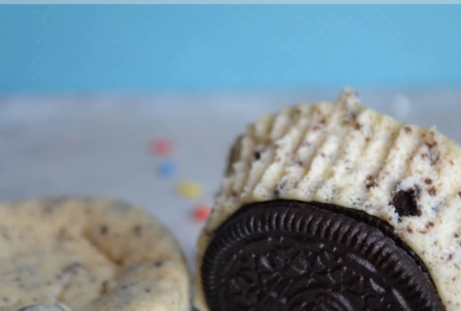 With a few simple ingredients, make these Oreo Cheesecake Cupcakes!