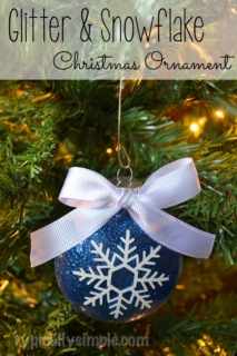 Make this simple snowflake glitter ornament with hairspray, glitter and vinyl! A great project for Silhouette Cameo users!
