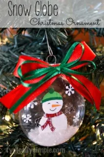 Using vinyl and your Silhouette Cameo, create this snow globe ornament for Christmas!