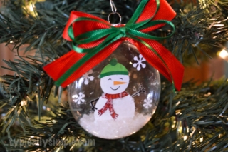 Using vinyl and your Silhouette Cameo, create this snow globe ornament for Christmas!