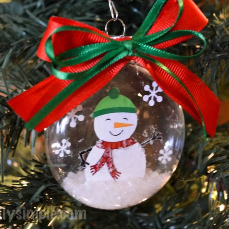 Using vinyl and your Silhouette Cameo, create this snow globe ornament for Christmas!