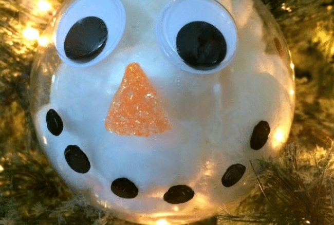 This ornament is simple to create, so kids of all ages can help make this festive little snowman. You only need a few supplies then you'll be well on your way to making your very own snowman ornament!