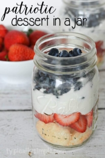 A mason jar recipe for a sweet treat to celebrate 4th of July. Quick and easy to make, these are a perfect dessert for your Independence Day celebrations!
