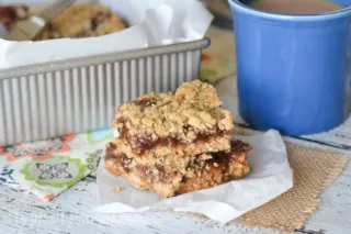 One bowl, a pan, and a few ingredients found in the pantry are all you need for these delicious strawberry Jam Crumb Cake Bars!