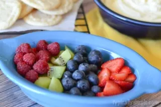 A simple dessert that only requires a few ingredients, these mini fruit pizza cookies are a delicious treat to make with the kids!