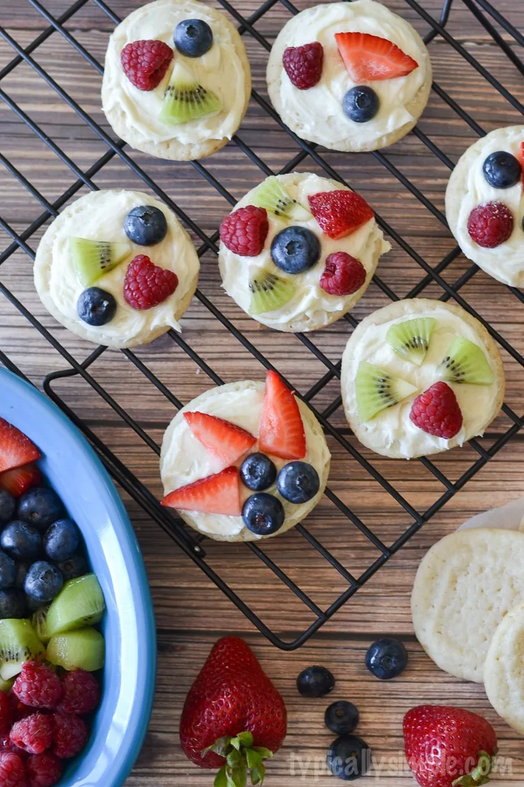 A simple dessert that only requires a few ingredients, these mini fruit pizza cookies are a delicious treat to make with the kids!