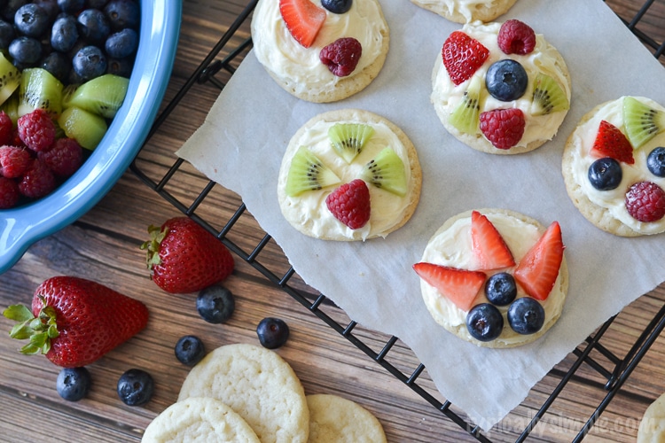A simple dessert that only requires a few ingredients, these mini fruit pizza cookies are a delicious treat to make with the kids!
