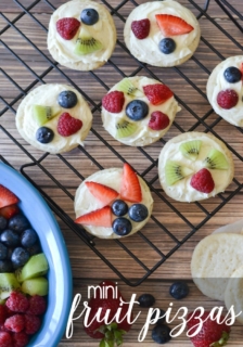 A simple dessert that only requires a few ingredients, these mini fruit pizzas are a delicious treat to make with the kids!