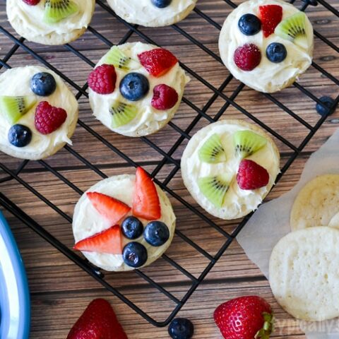 A simple dessert that only requires a few ingredients, these mini fruit pizza cookies are a delicious treat to make with the kids!