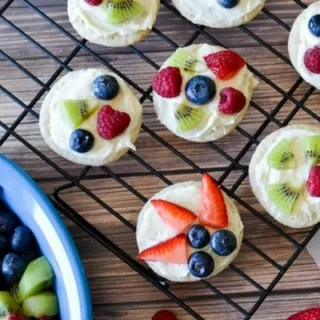 A simple dessert that only requires a few ingredients, these mini fruit pizza cookies are a delicious treat to make with the kids!