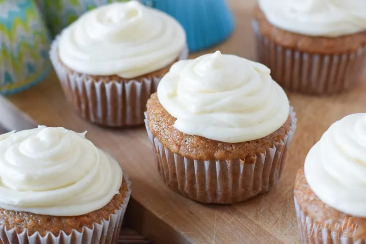 With a delicious cream cheese frosting and just the right amount of cinnamon, these carrot cake cupcakes are a perfect dessert for spring!