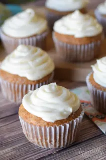 With a delicious cream cheese frosting and just the right amount of cinnamon, these carrot cake cupcakes are a perfect dessert for spring!