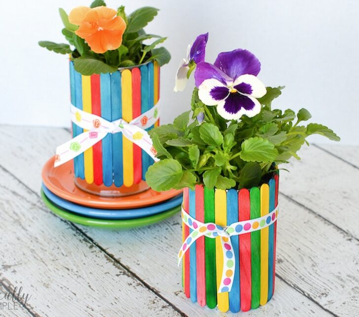 A colorful craft project to make with the kids, these craft stick flower pots are glue-free! A perfect handmade gift to give for Mother's Day or Teacher Appreciation.
