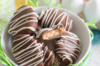 With just four basic ingredients, these homemade peanut butter eggs are super easy to whip up for Easter!