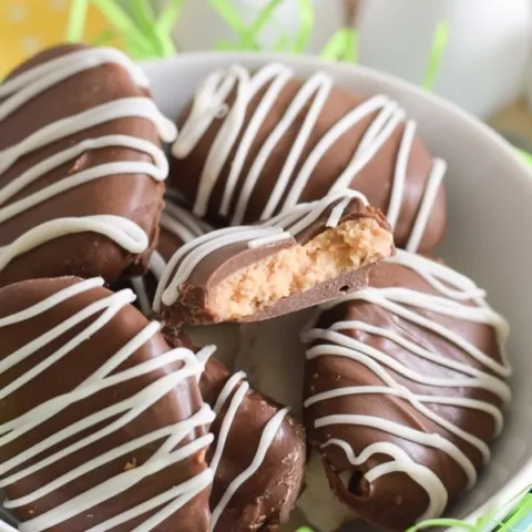 With just four basic ingredients, these homemade peanut butter eggs are super easy to whip up for Easter!