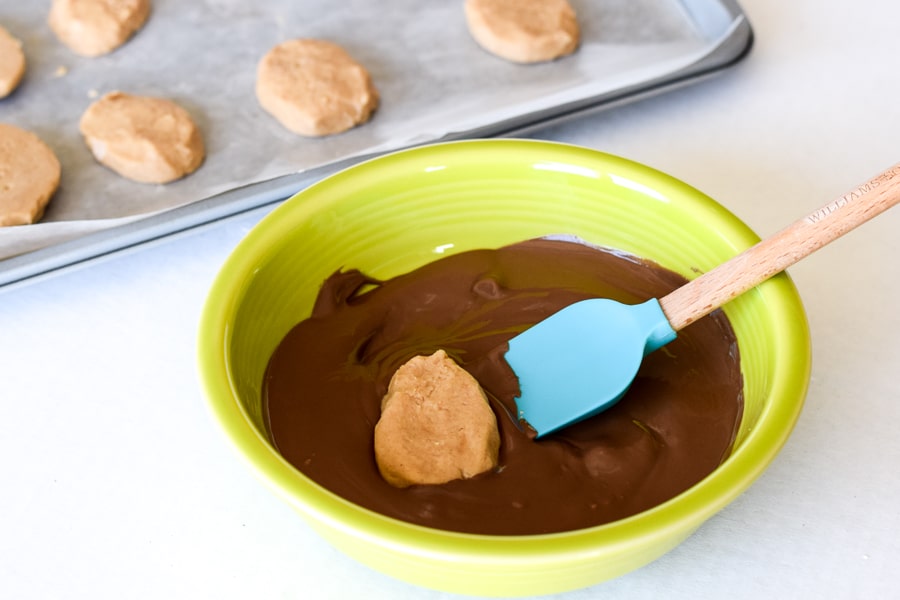 With just four basic ingredients, these homemade peanut butter eggs are super easy to whip up for Easter! 