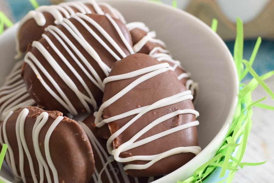 With just four basic ingredients, these homemade peanut butter eggs are super easy to whip up for Easter! 