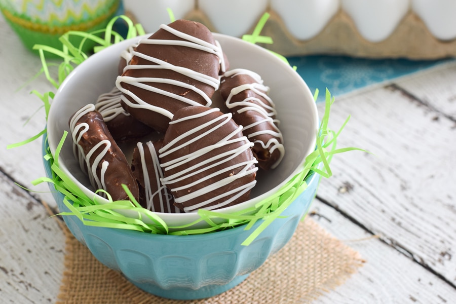 With just four basic ingredients, these homemade peanut butter eggs are super easy to whip up for Easter! 