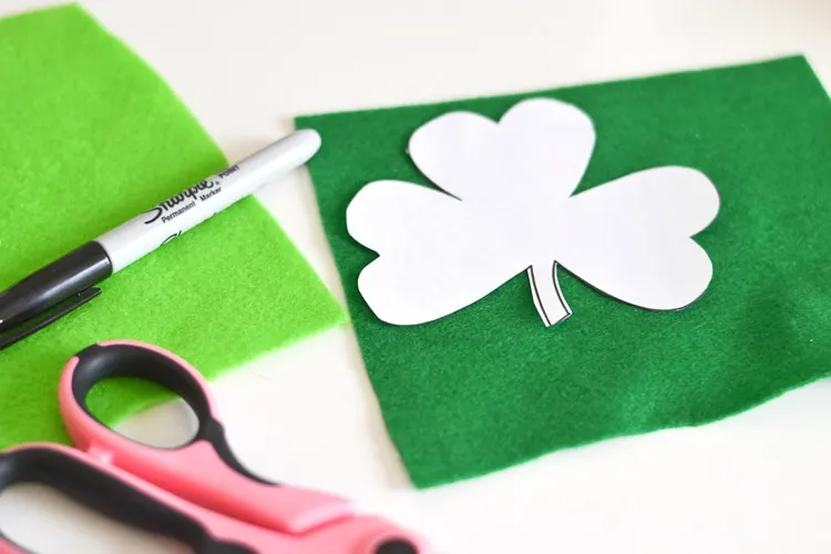 Using just a few basic craft supplies, make these cute craft stick shamrock puppets with the kids for St. Patrick's Day!