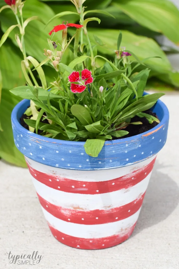 Grab a clay pot and a few painting supplies to make this distressed patriotic flower pot! A great addition to your porch, garden, or patio!