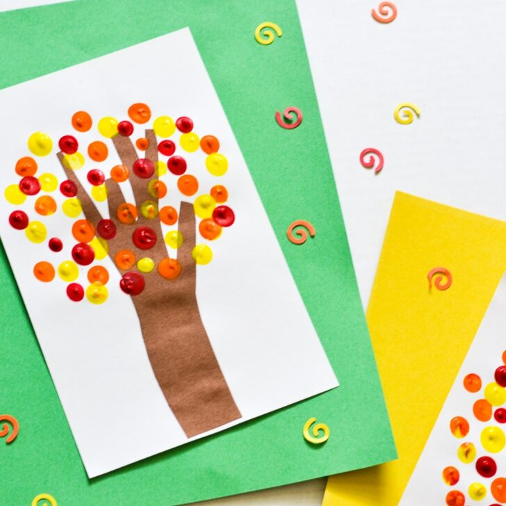 These fingerprint trees are a super fun fall craft to make with the kids!